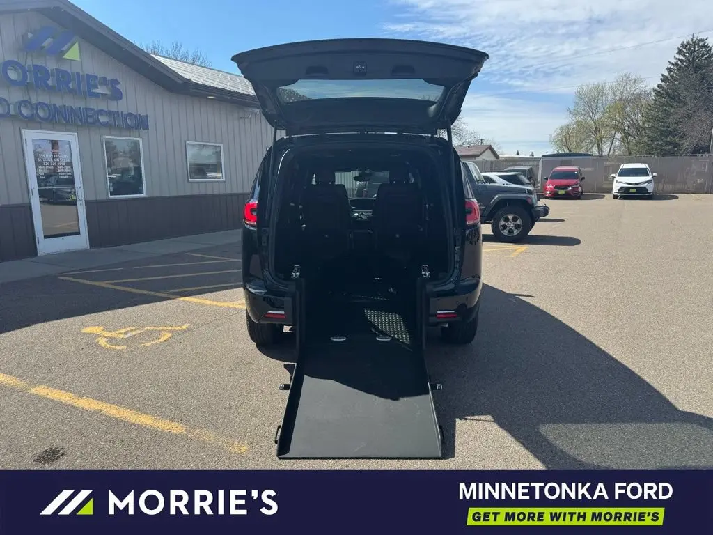 2026 Chrysler Pacifica Select photo 3