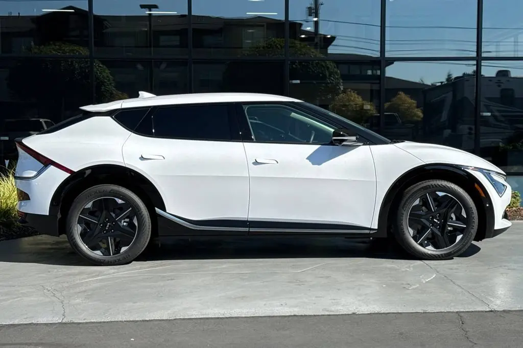 2026 Kia EV6 Wind AWD photo 3