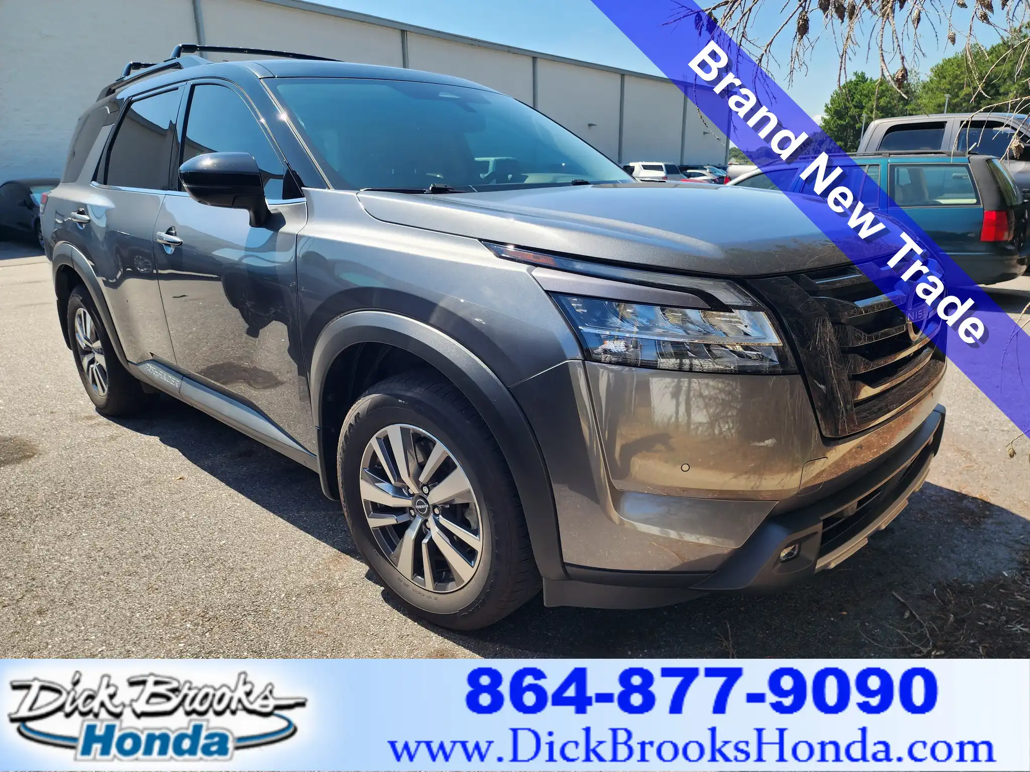 2022 Nissan Pathfinder SL 4WD's photo