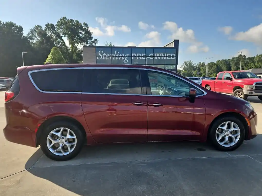 2017 Chrysler Pacifica Touring Plus's photo