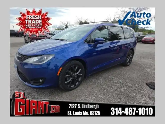 2019 Chrysler Pacifica Limited's photo
