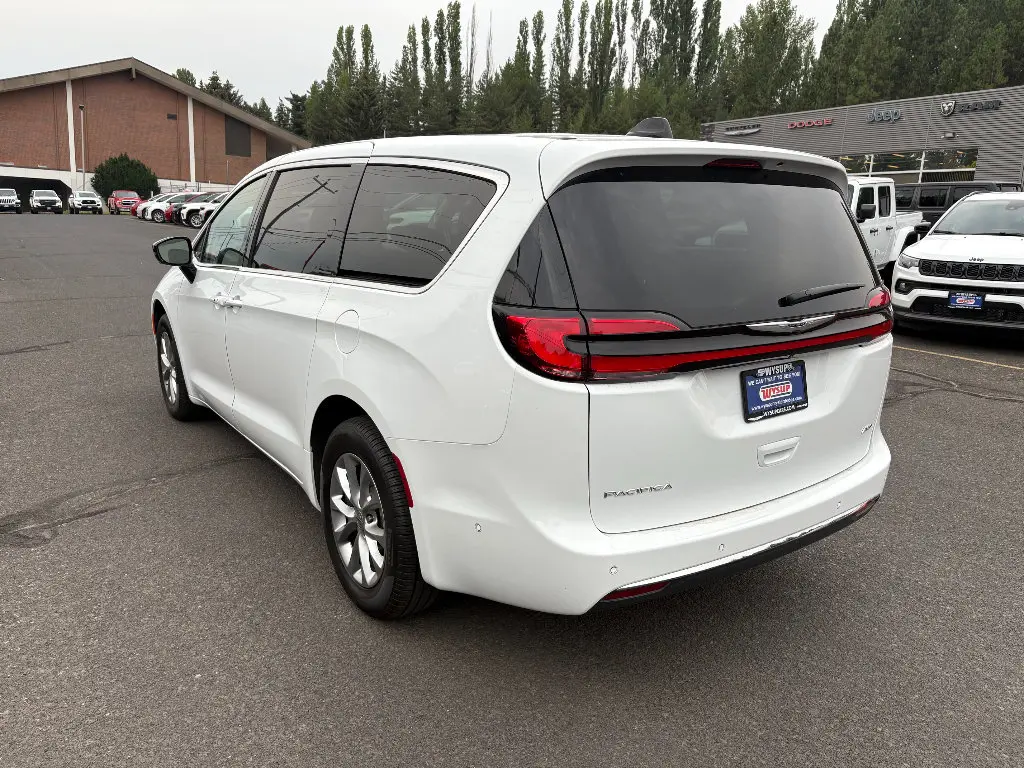 2024 Chrysler Pacifica Touring L AWD photo 3