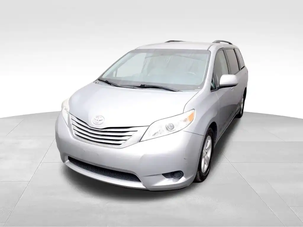 2015 Toyota Sienna LE V6 8-Passenger's photo
