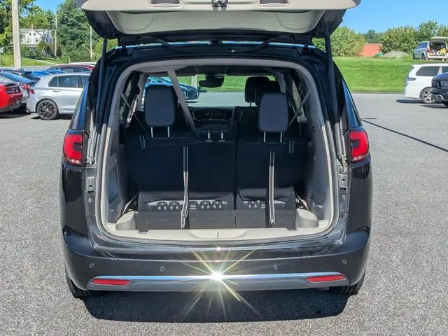 2023 Chrysler Pacifica Touring L photo 5