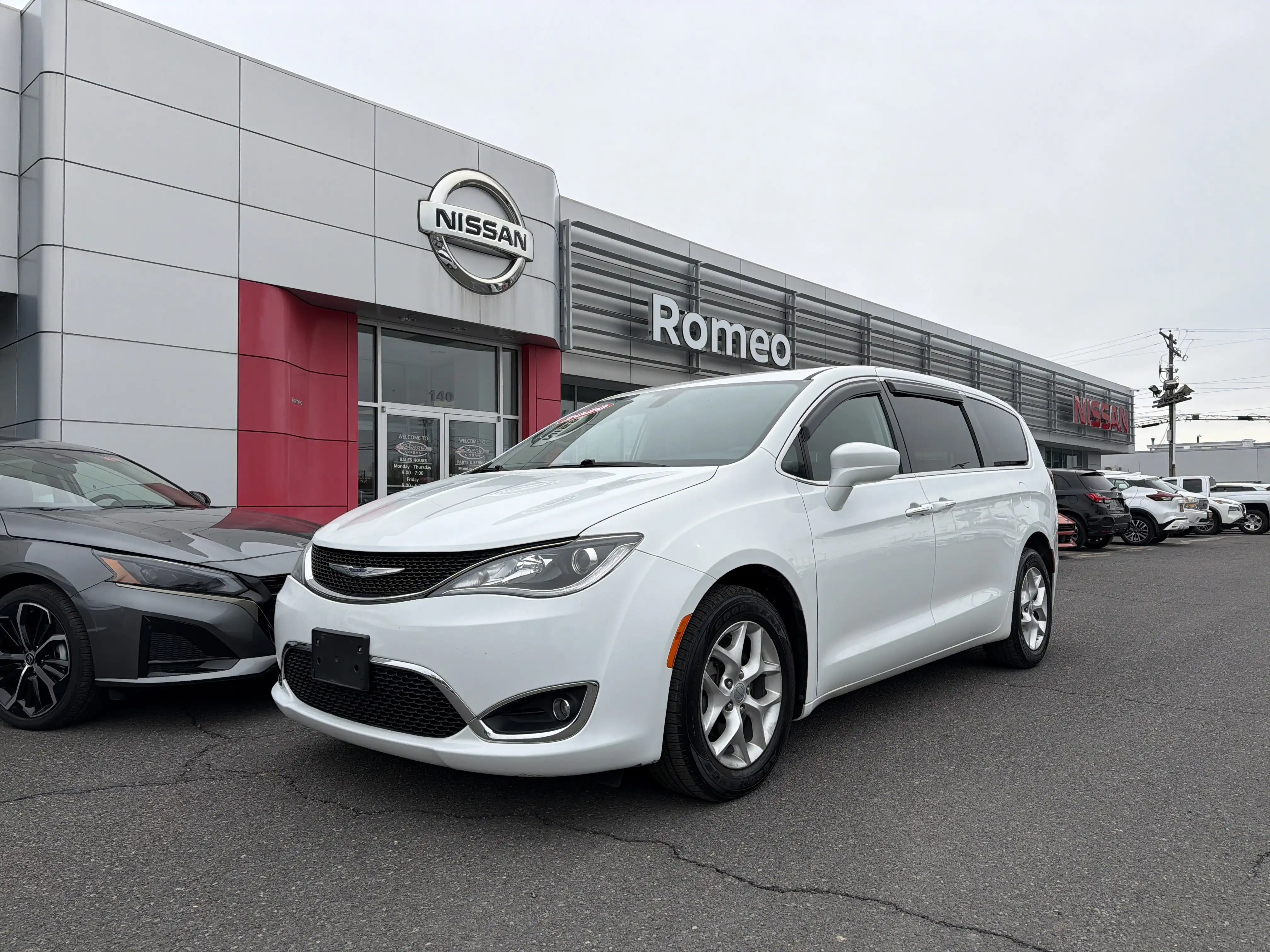2020 Chrysler Pacifica Touring's photo