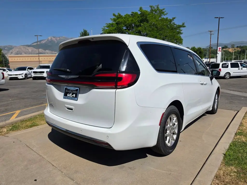 2023 Chrysler Pacifica Touring L photo 5