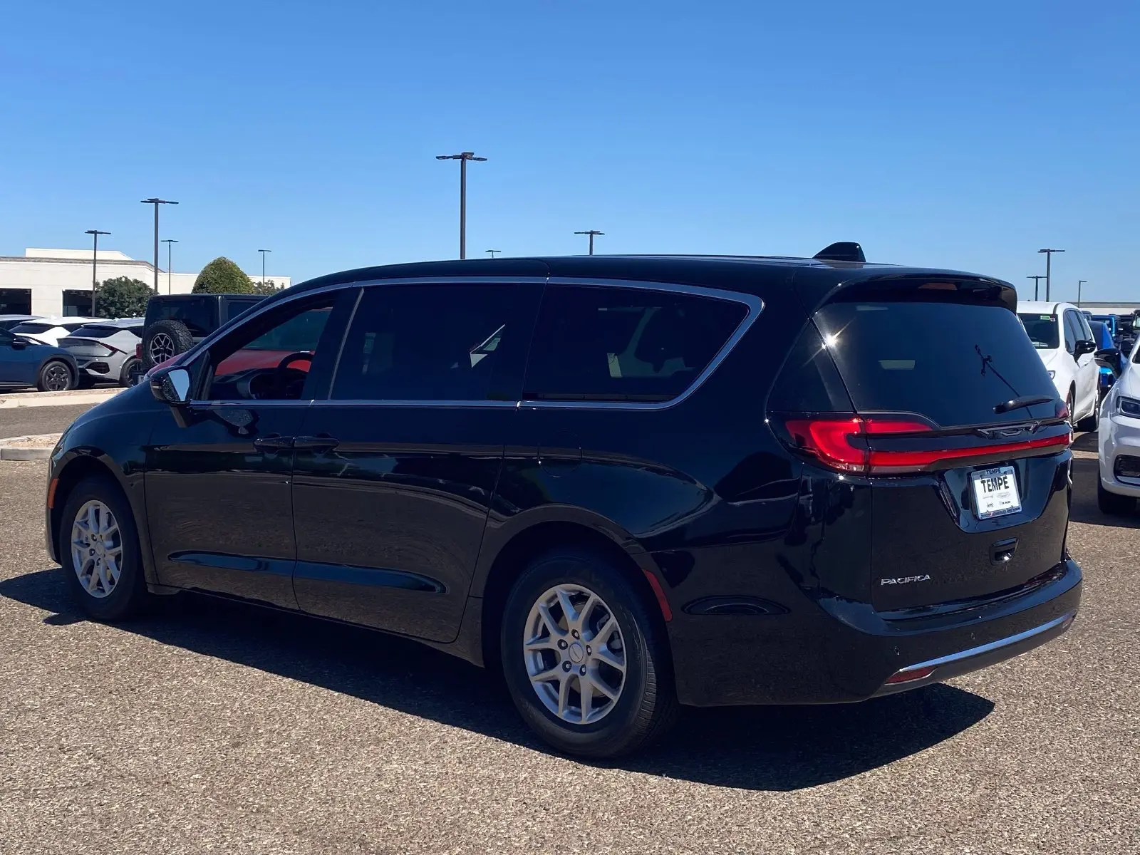 2027 Chrysler Pacifica Select photo 3