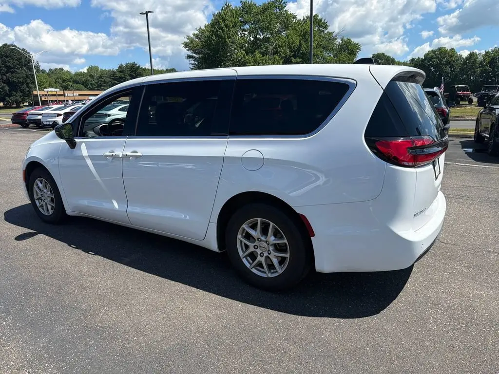 2025 Chrysler Pacifica Select photo 5