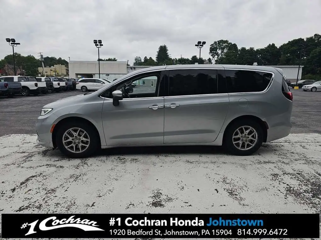 2023 Chrysler Pacifica Touring L photo 4