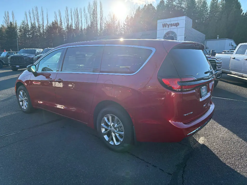 2026 Chrysler Pacifica Select AWD photo 4