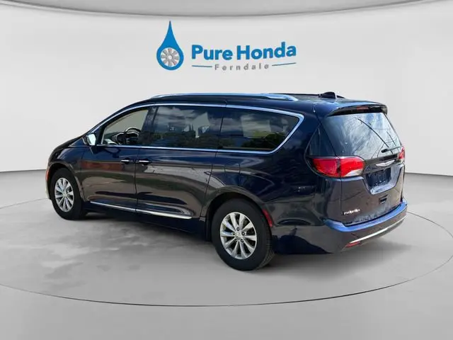 2018 Chrysler Pacifica Touring L Plus photo 3