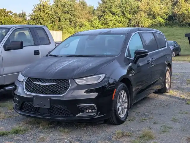 2025 Chrysler Pacifica Select's photo