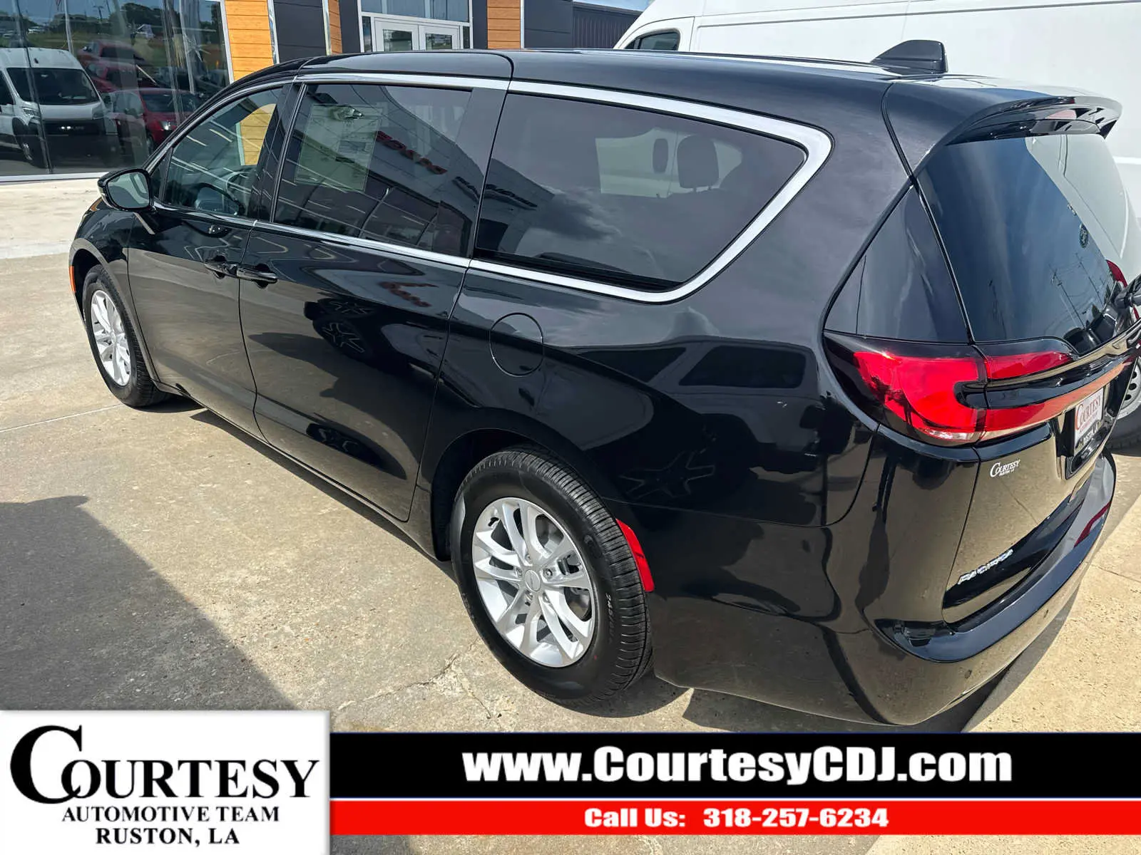 2027 Chrysler Pacifica Select photo 5