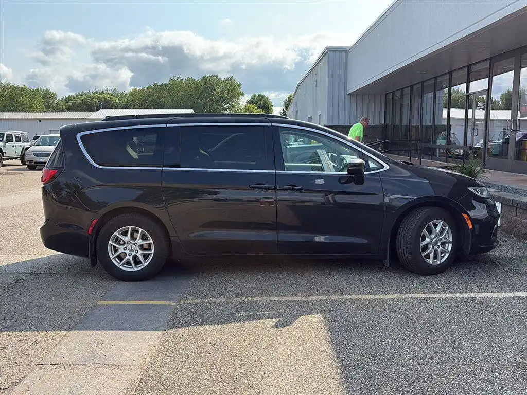 2022 Chrysler Pacifica Touring L's photo