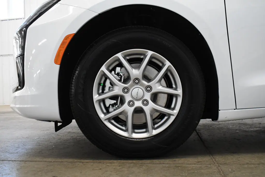 2027 Chrysler Pacifica Select photo 3