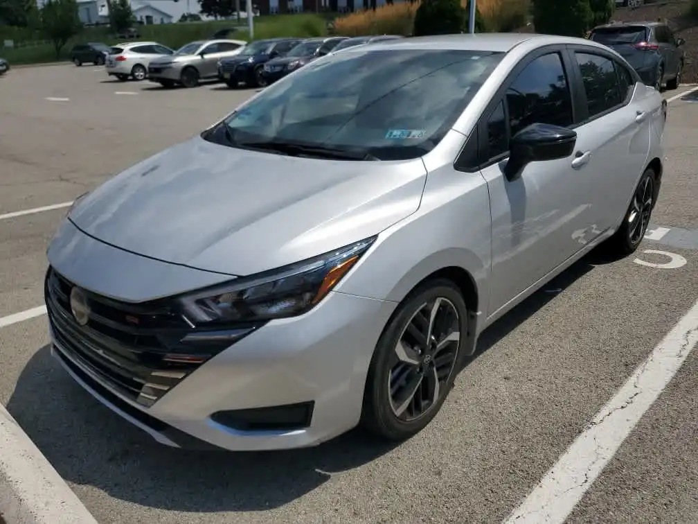 2023 Nissan Versa 1.6 SR CVT's photo
