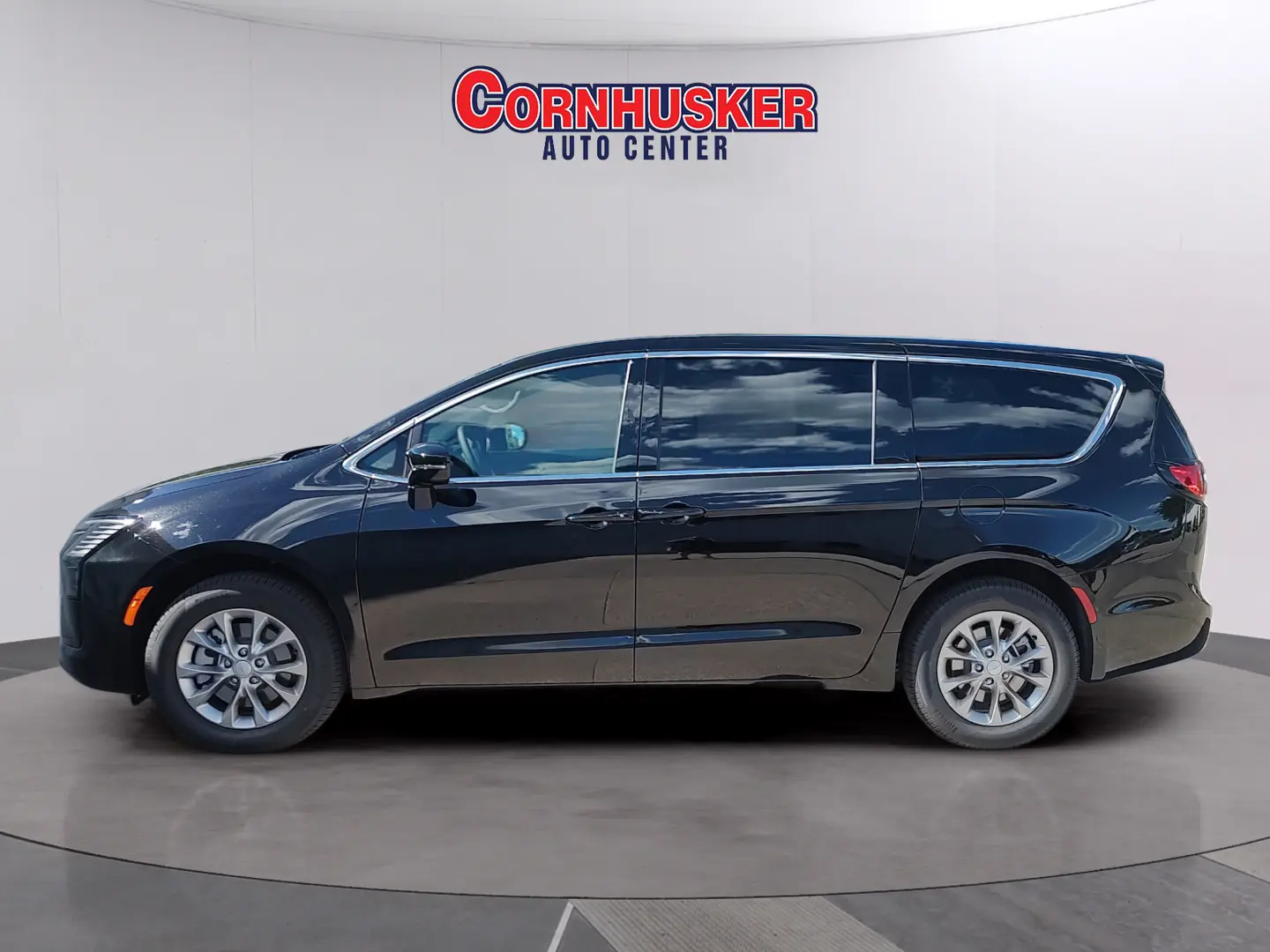 2027 Chrysler Pacifica Select AWD photo 4