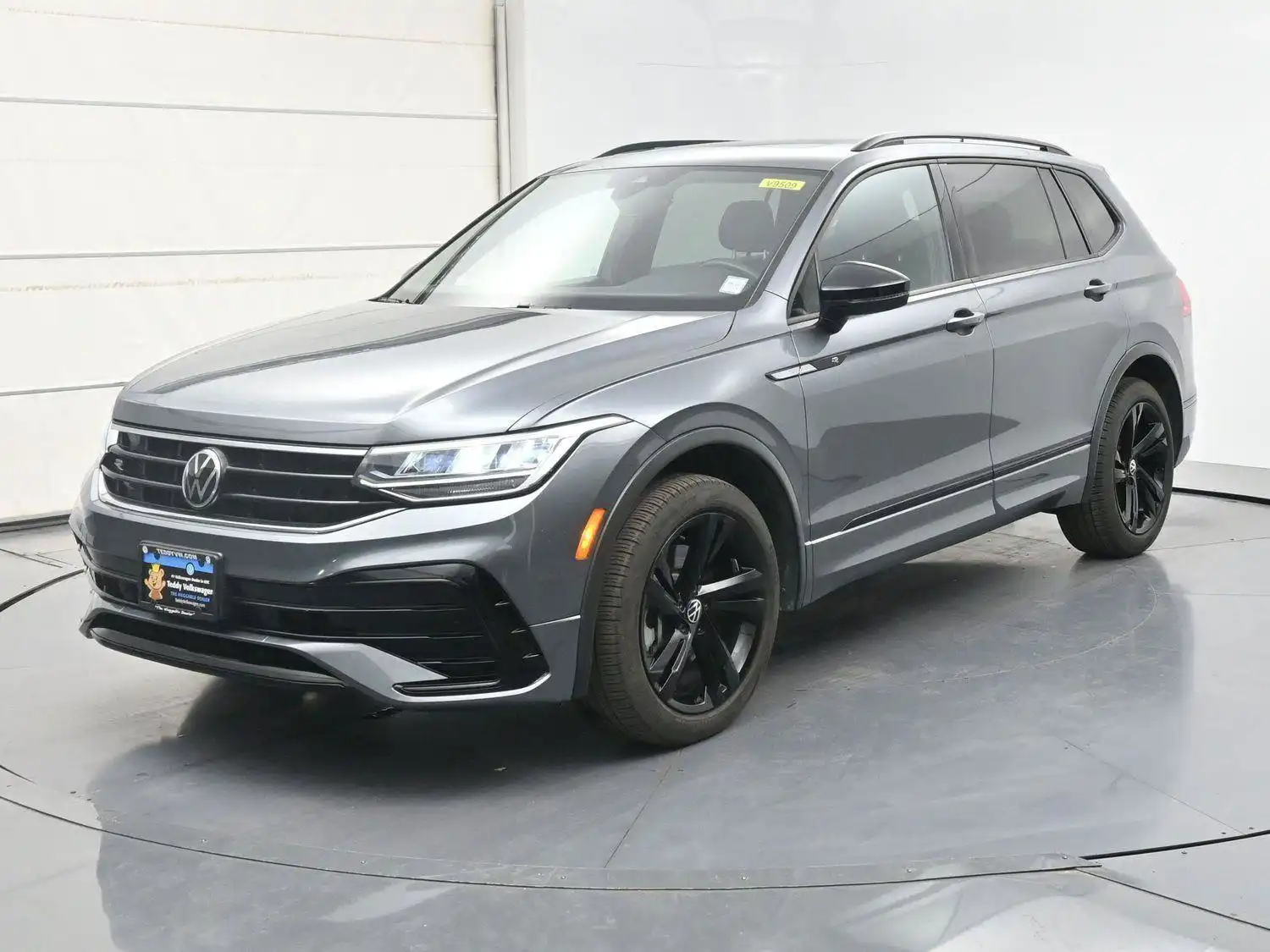 2023 Volkswagen Tiguan 2.0T SE R-Line Black 4Motion's photo