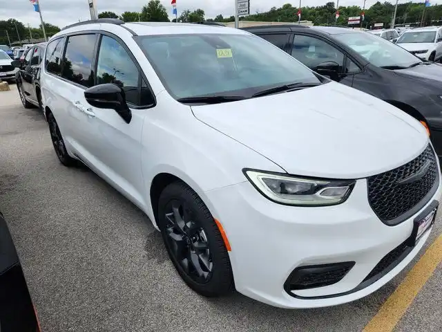 2026 Chrysler Pacifica Limited's photo