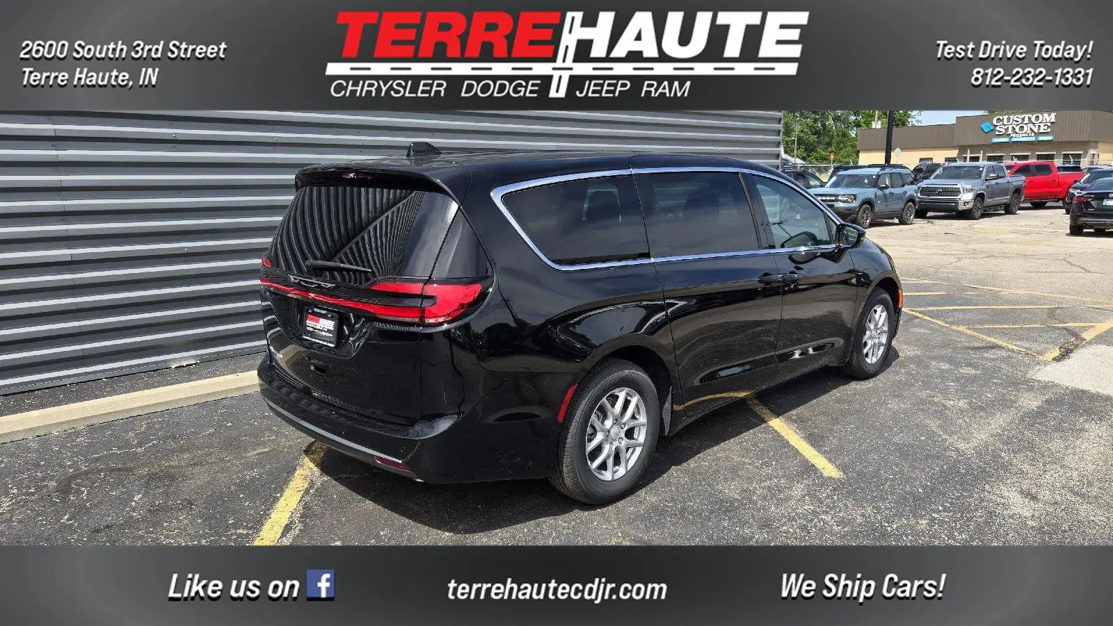 2027 Chrysler Pacifica Select photo 4
