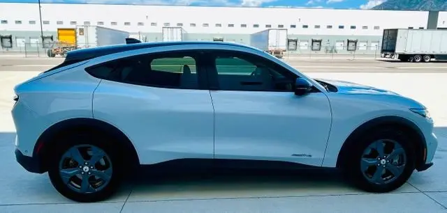 2023 Ford Mustang-Mach-e Select photo 4