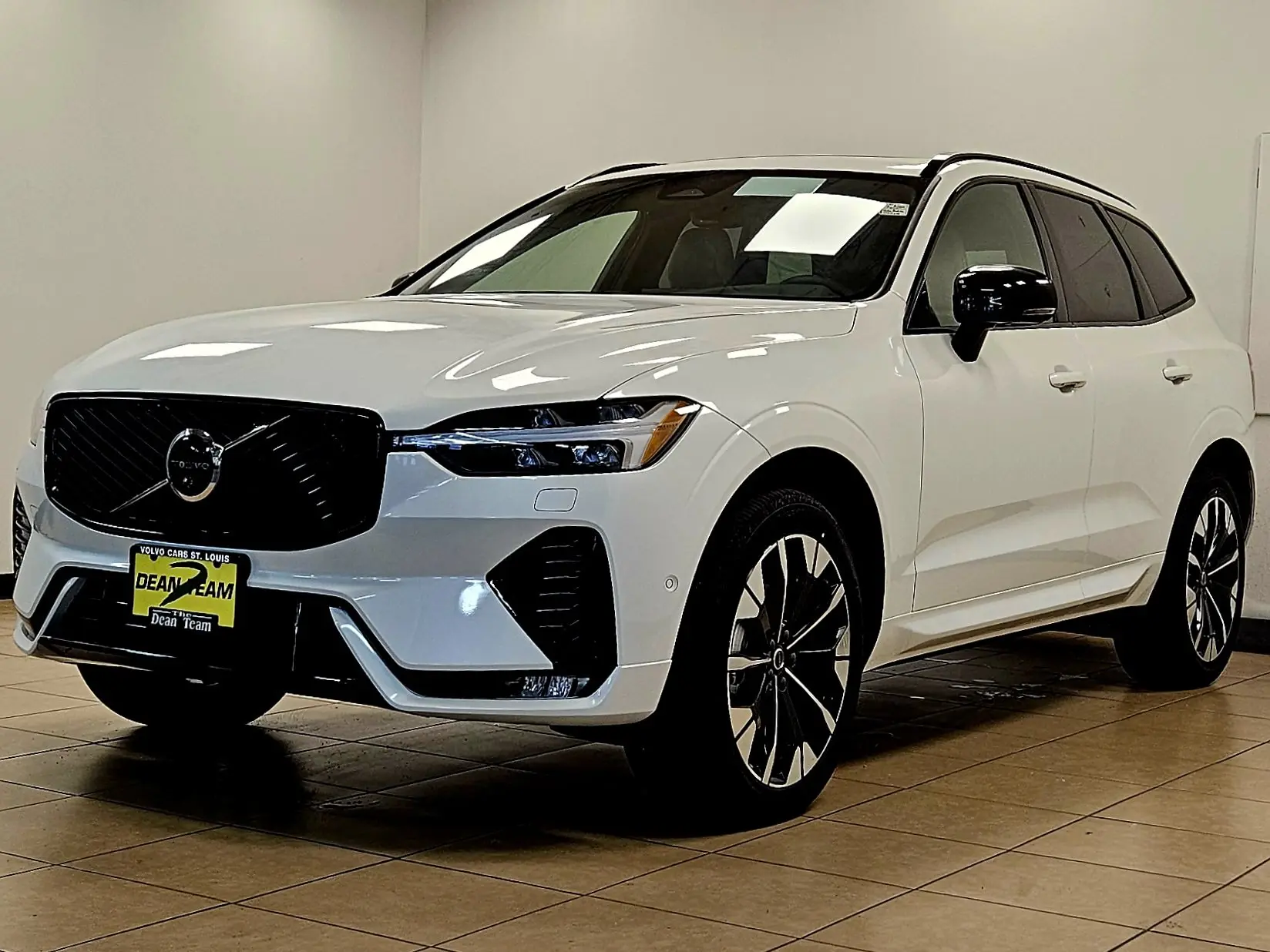 2026 Volvo XC60 B5 Plus Dark AWD photo 4