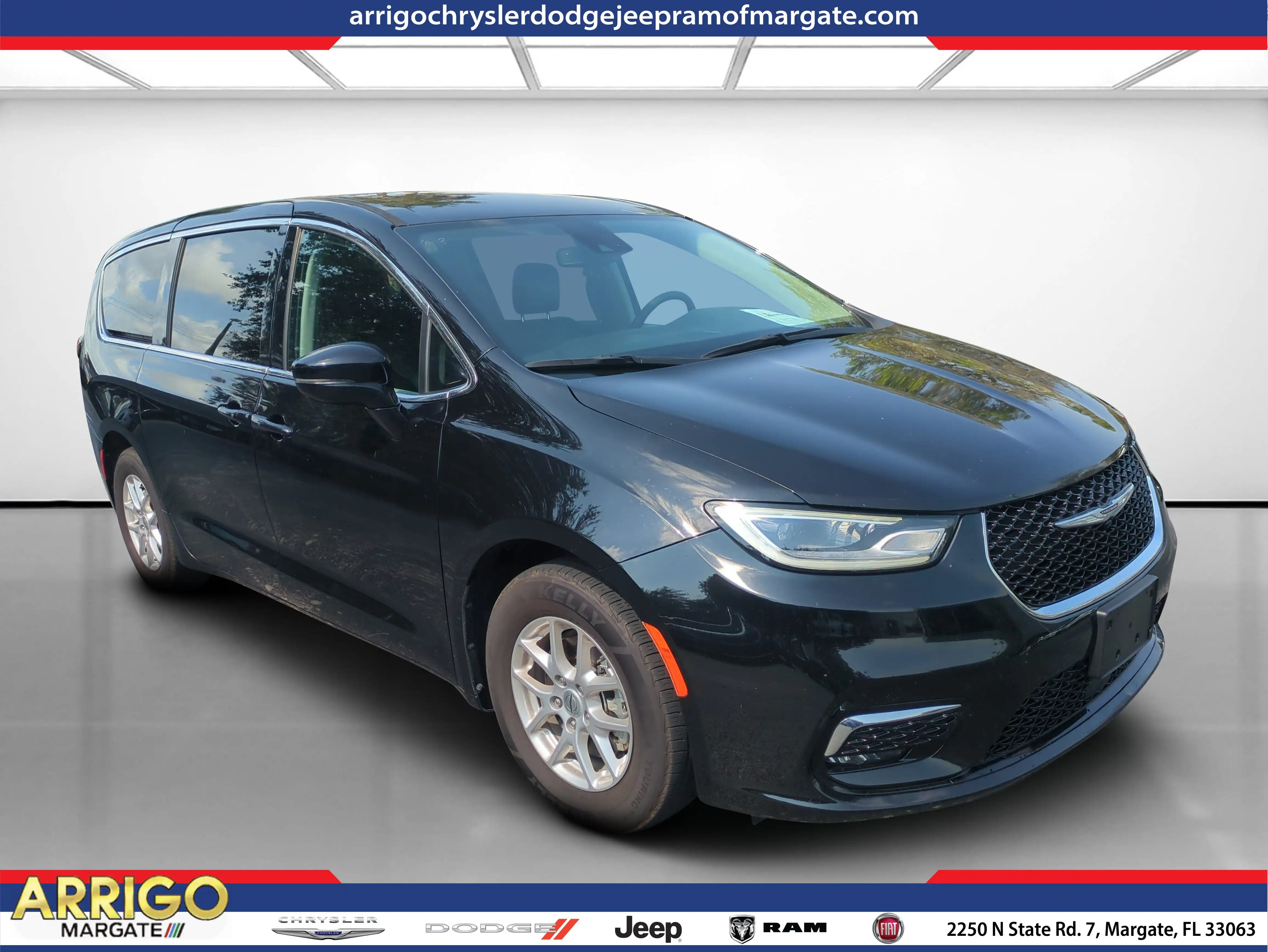 2024 Chrysler Pacifica Touring L's photo