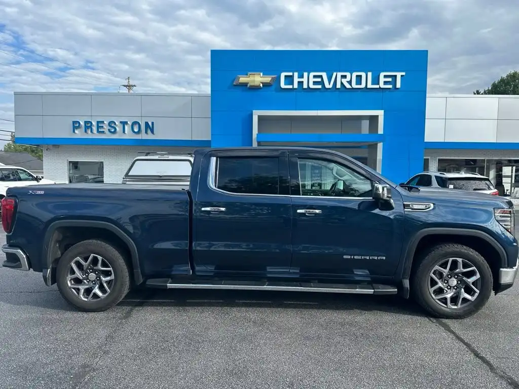 2022 GMC Sierra SLT 4WD Crew Cab Standard Box's photo