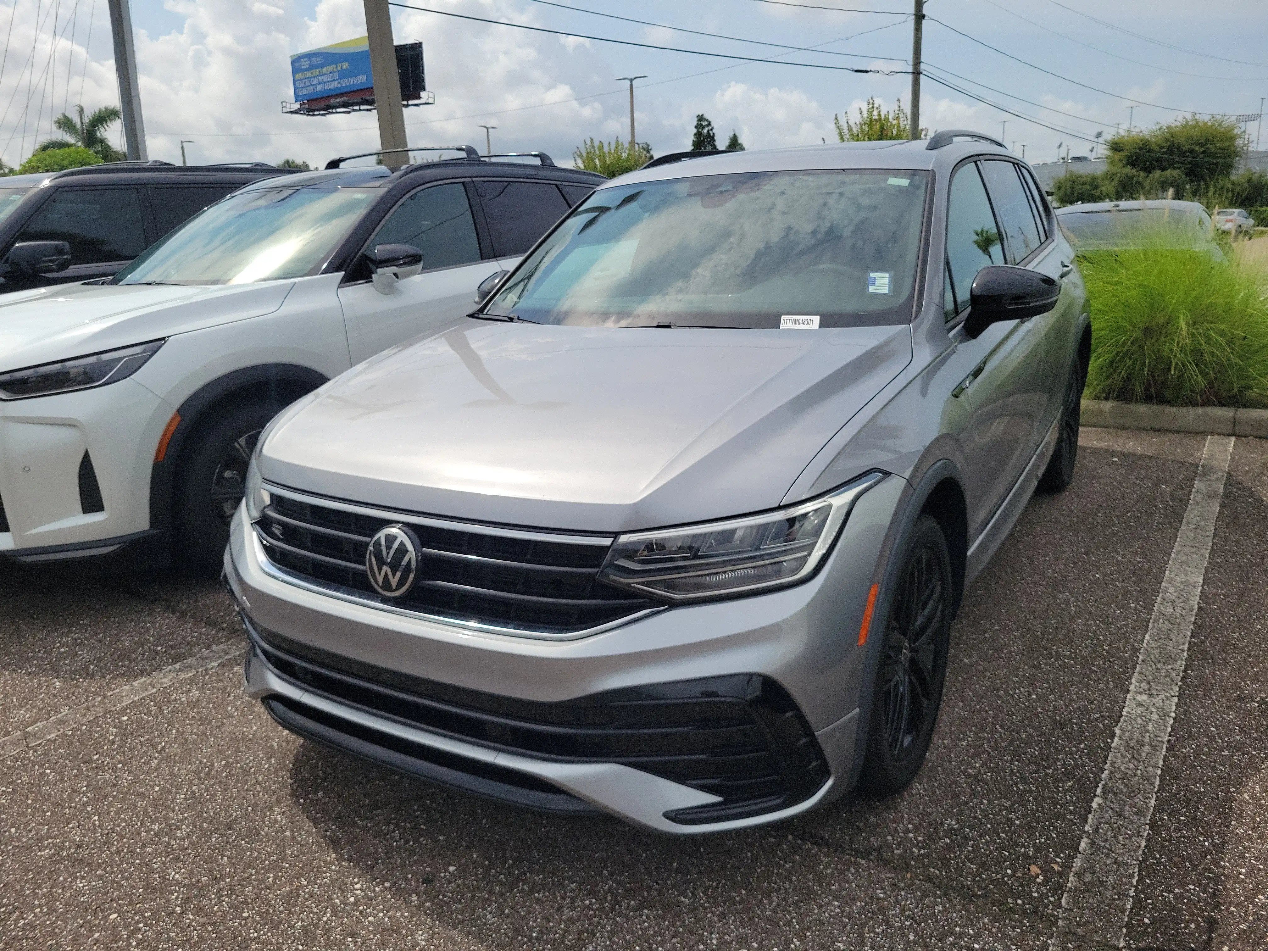 2022 Volkswagen Tiguan 2.0T SE R-Line Black's photo