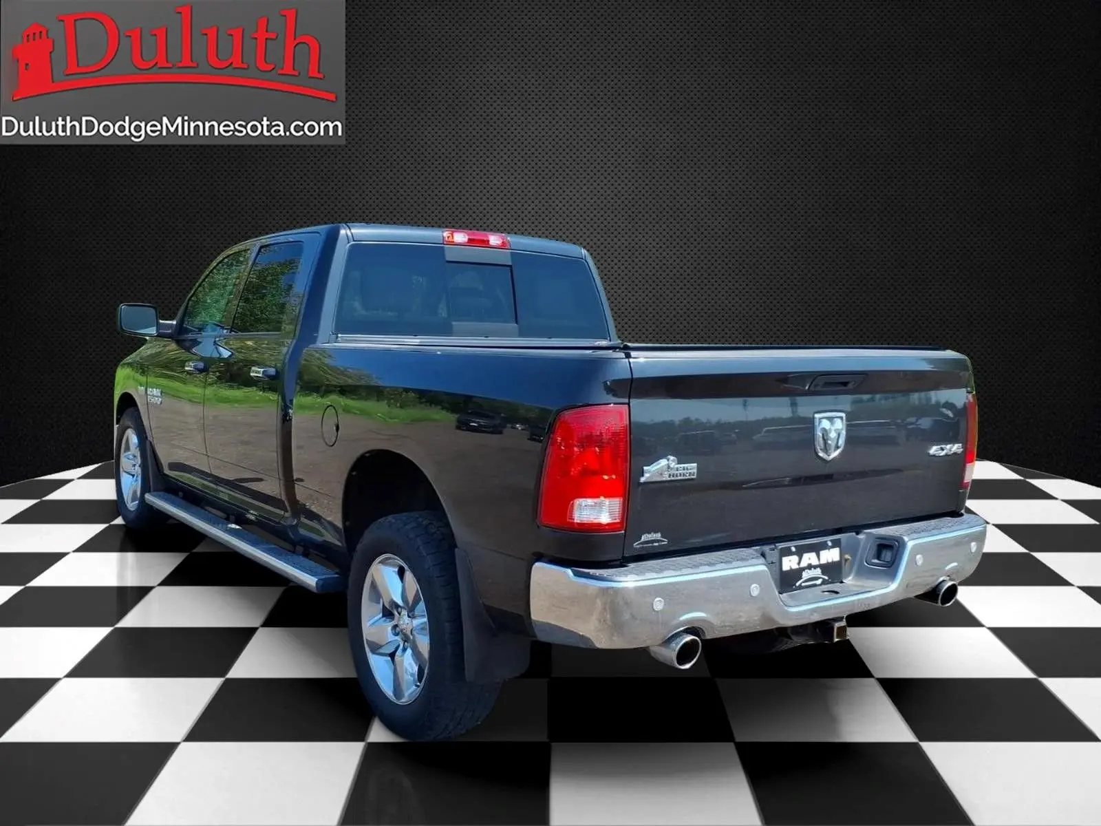 2015 RAM 1500 SLT 4x4 Crew Cab LWB photo 3