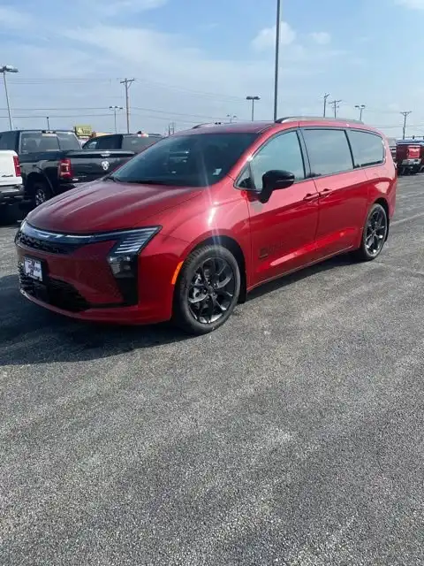 2027 Chrysler Pacifica Select's photo