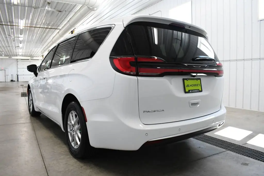 2027 Chrysler Pacifica Select photo 5