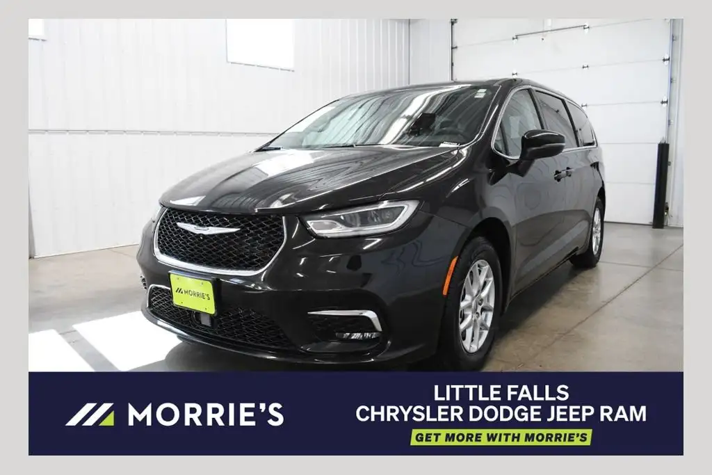2023 Chrysler Pacifica Touring L's photo