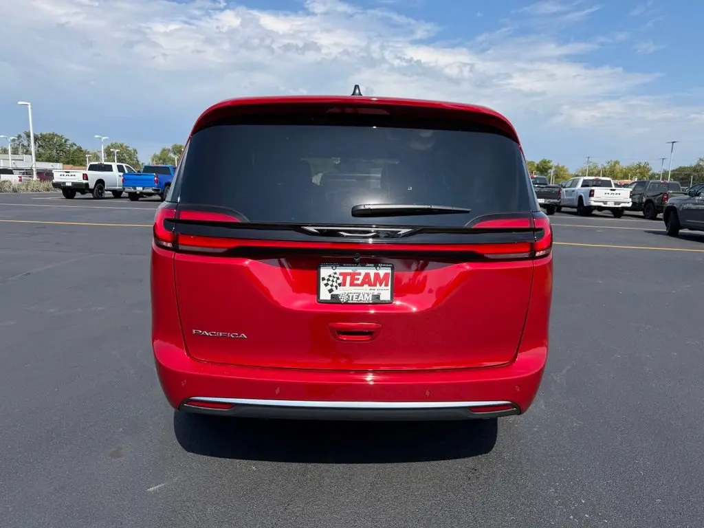 2027 Chrysler Pacifica Select photo 4