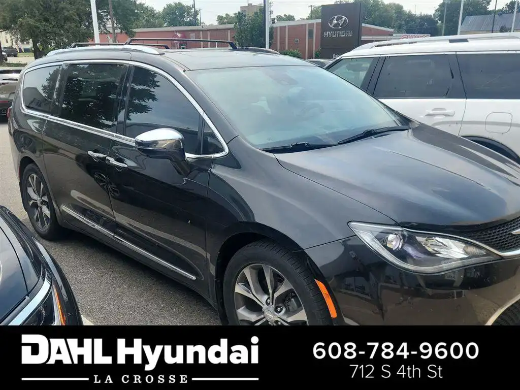 2017 Chrysler Pacifica Limited's photo