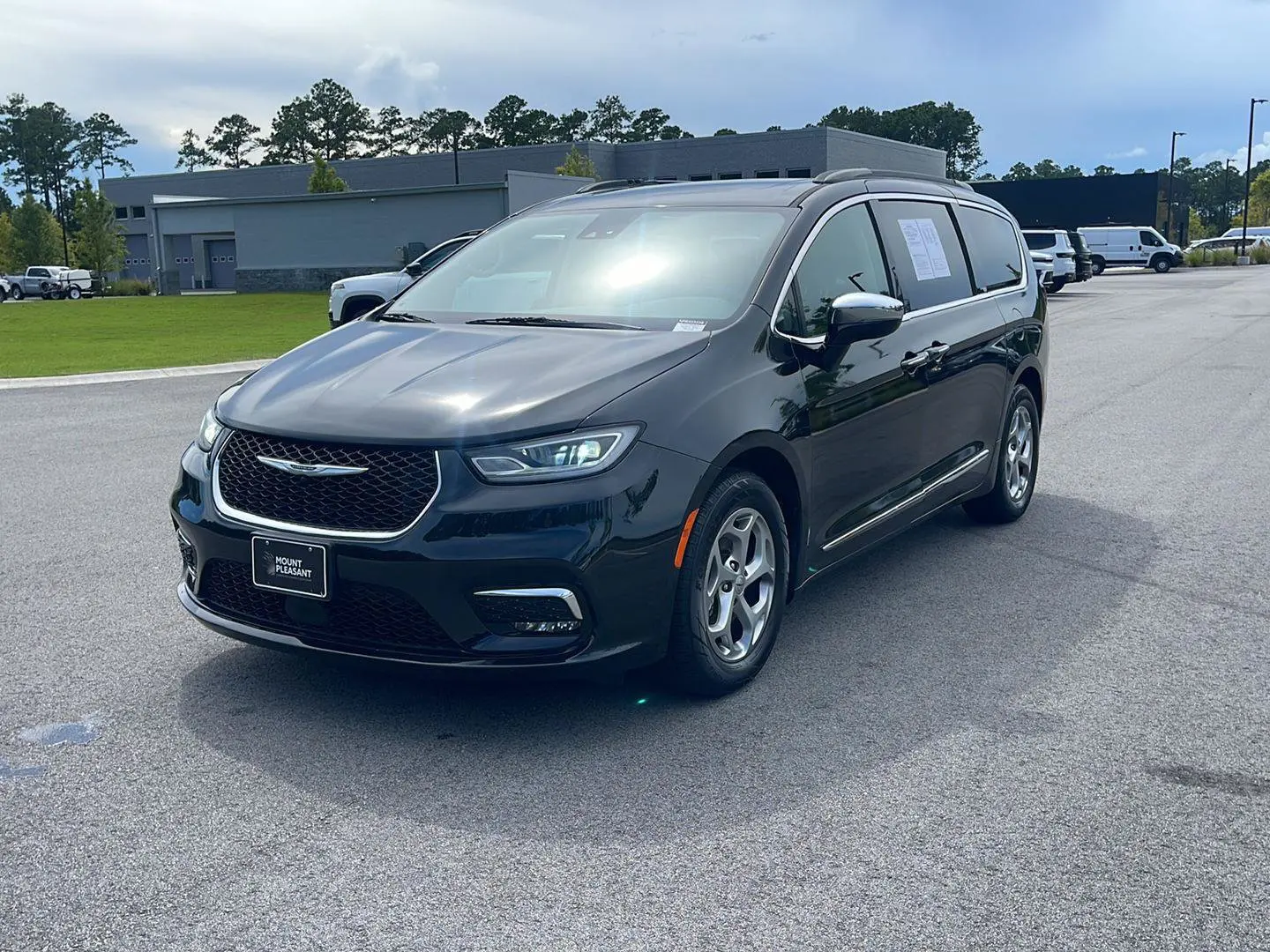 2023 Chrysler Pacifica Limited photo 3