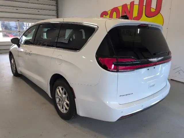 2025 Chrysler Pacifica Select photo 3
