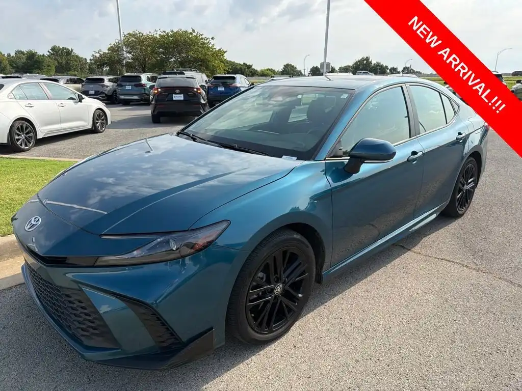2025 Toyota Camry SE AWD Hybrid's photo