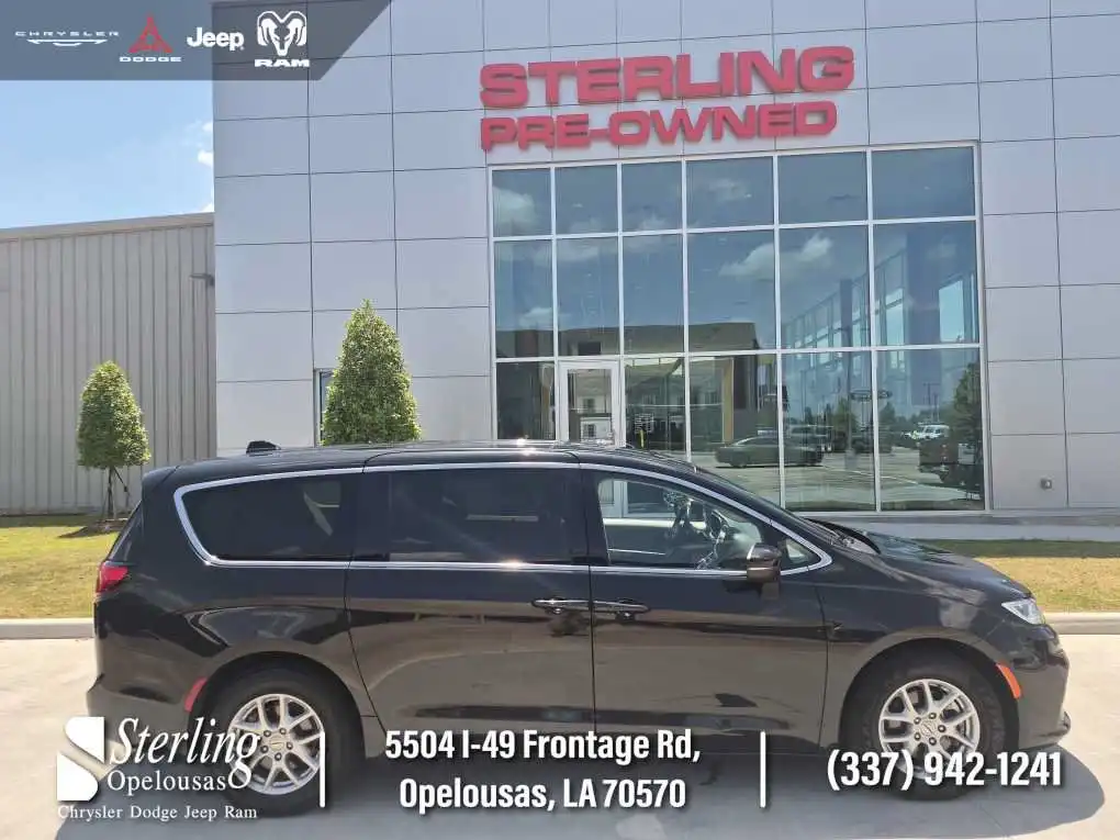 2023 Chrysler Pacifica Touring L's photo