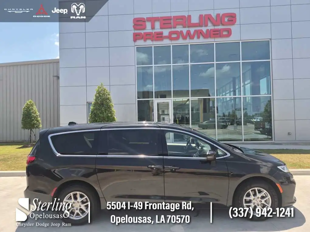 2023 Chrysler Pacifica Touring L's photo