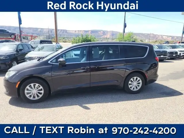 2017 Chrysler Pacifica Touring photo 1