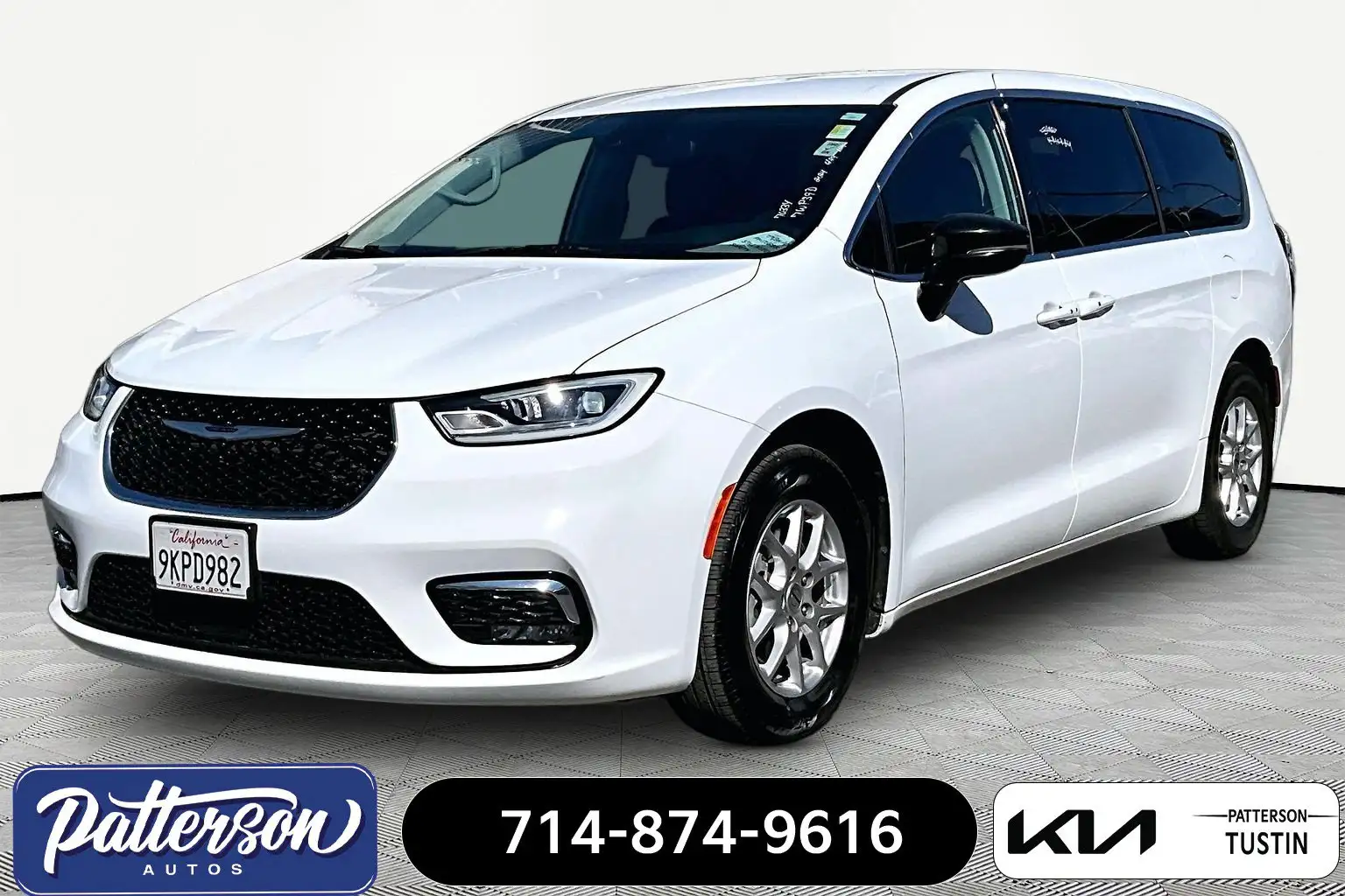 2024 Chrysler Pacifica Touring L's photo