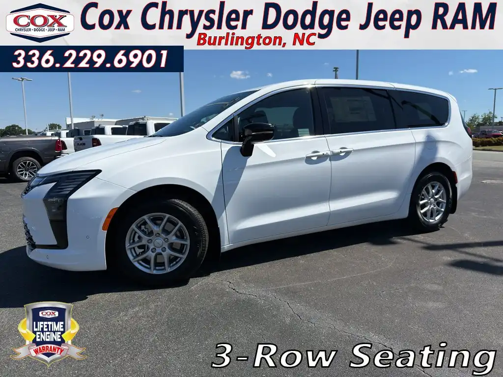 2027 Chrysler Pacifica Select's photo