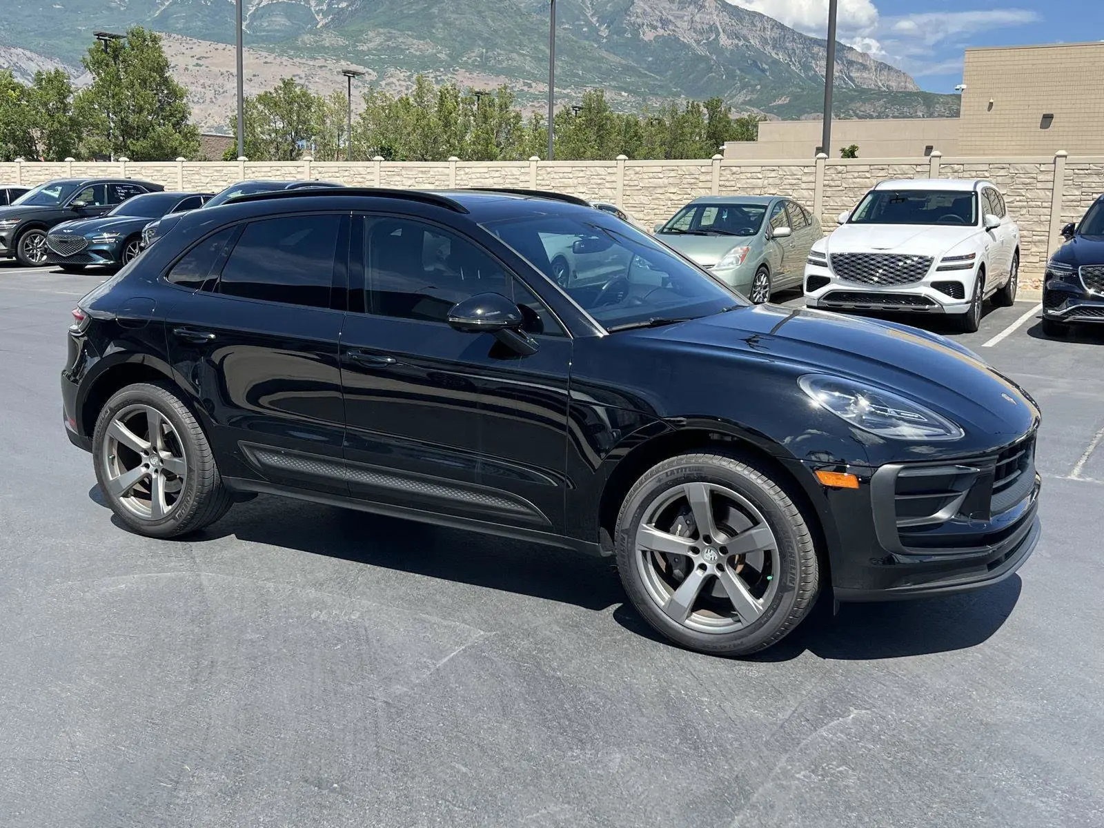 2024 Porsche Macan Base photo 5