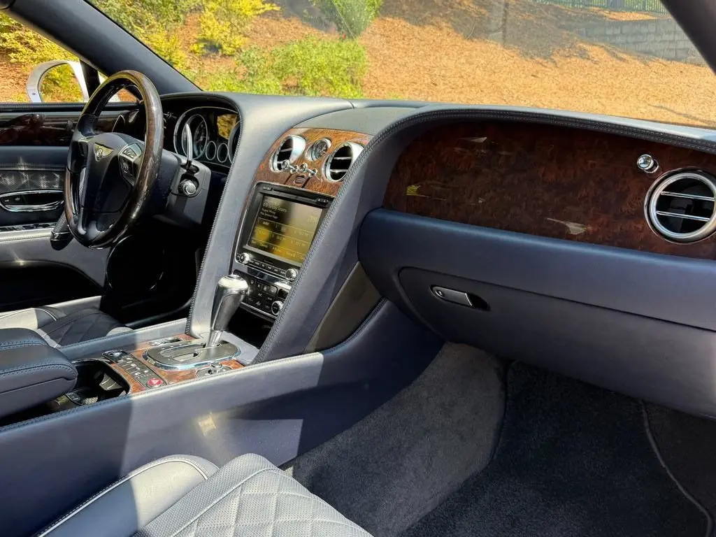 2018 Bentley Flying Spur V8 photo 3