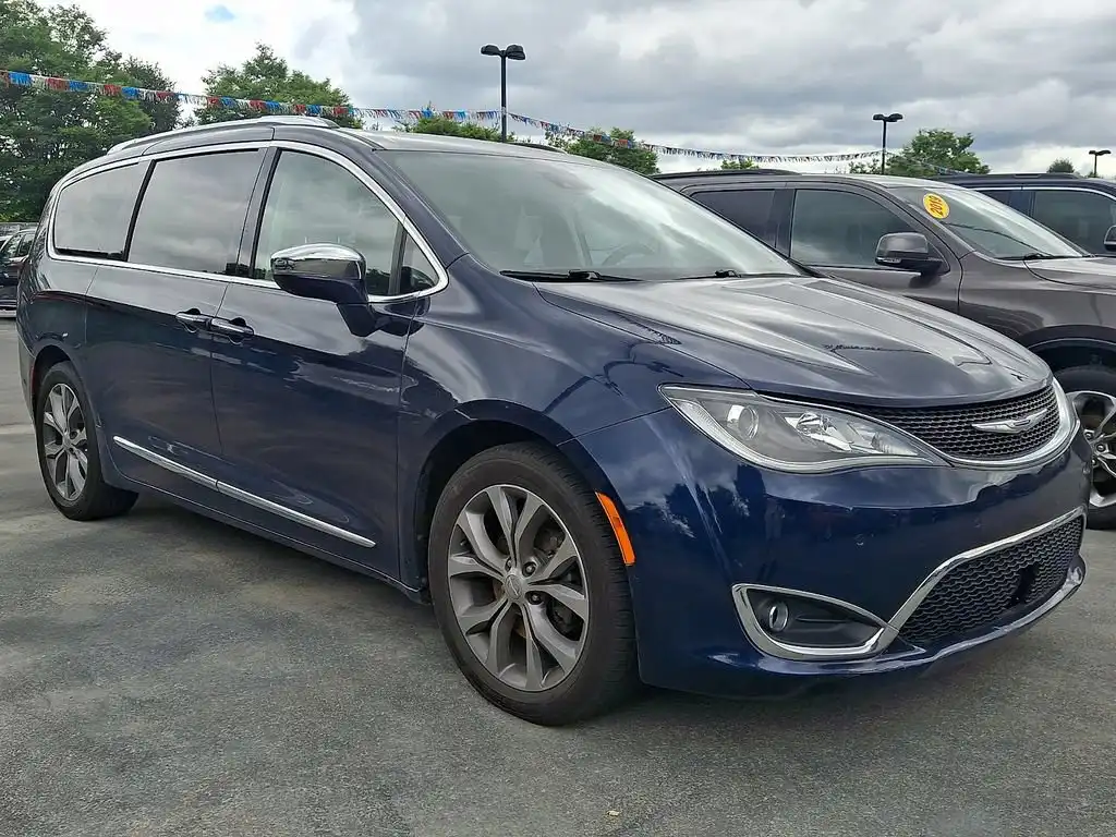 2019 Chrysler Pacifica Limited's photo