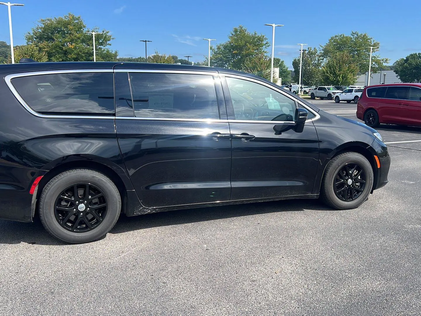2025 Chrysler Pacifica Select photo 4