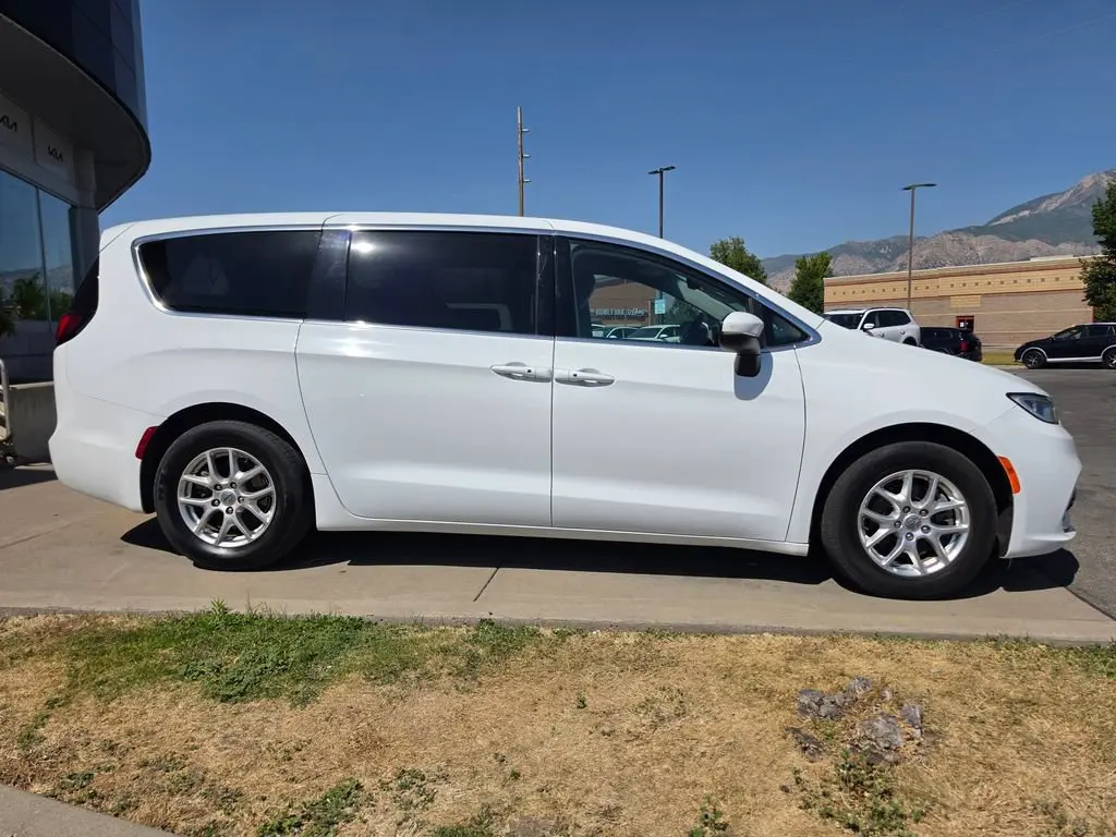 2023 Chrysler Pacifica Touring L photo 4