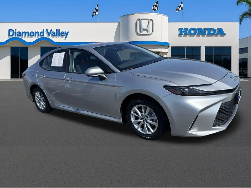2025 Toyota Camry LE Hybrid's photo