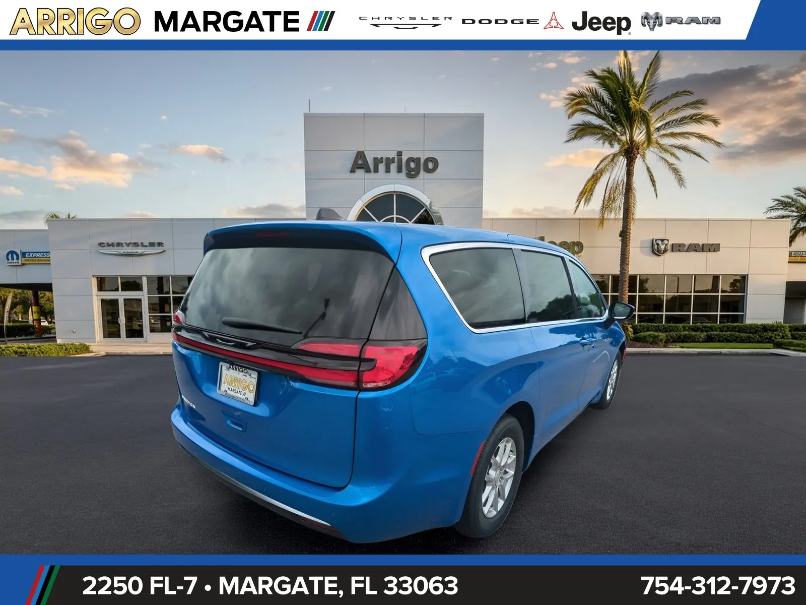 2027 Chrysler Pacifica Select photo 5